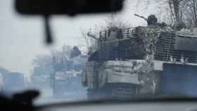 Una hilera de tanques ucranios cerca de la ciudad Severodonets