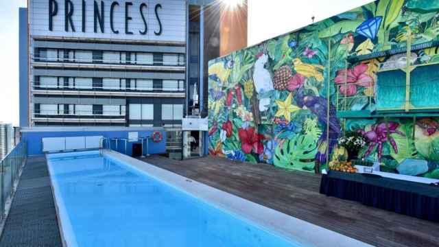 Piscina y fachada de la cadena hotelera Princess de Barcelona