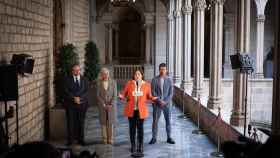 La alcaldesa de Barcelona, Ada Colau, y el concejal de Participación, Marc Serra, junto a abogados del equipo jurídico durante la comparecencia / METRÓPOLI
