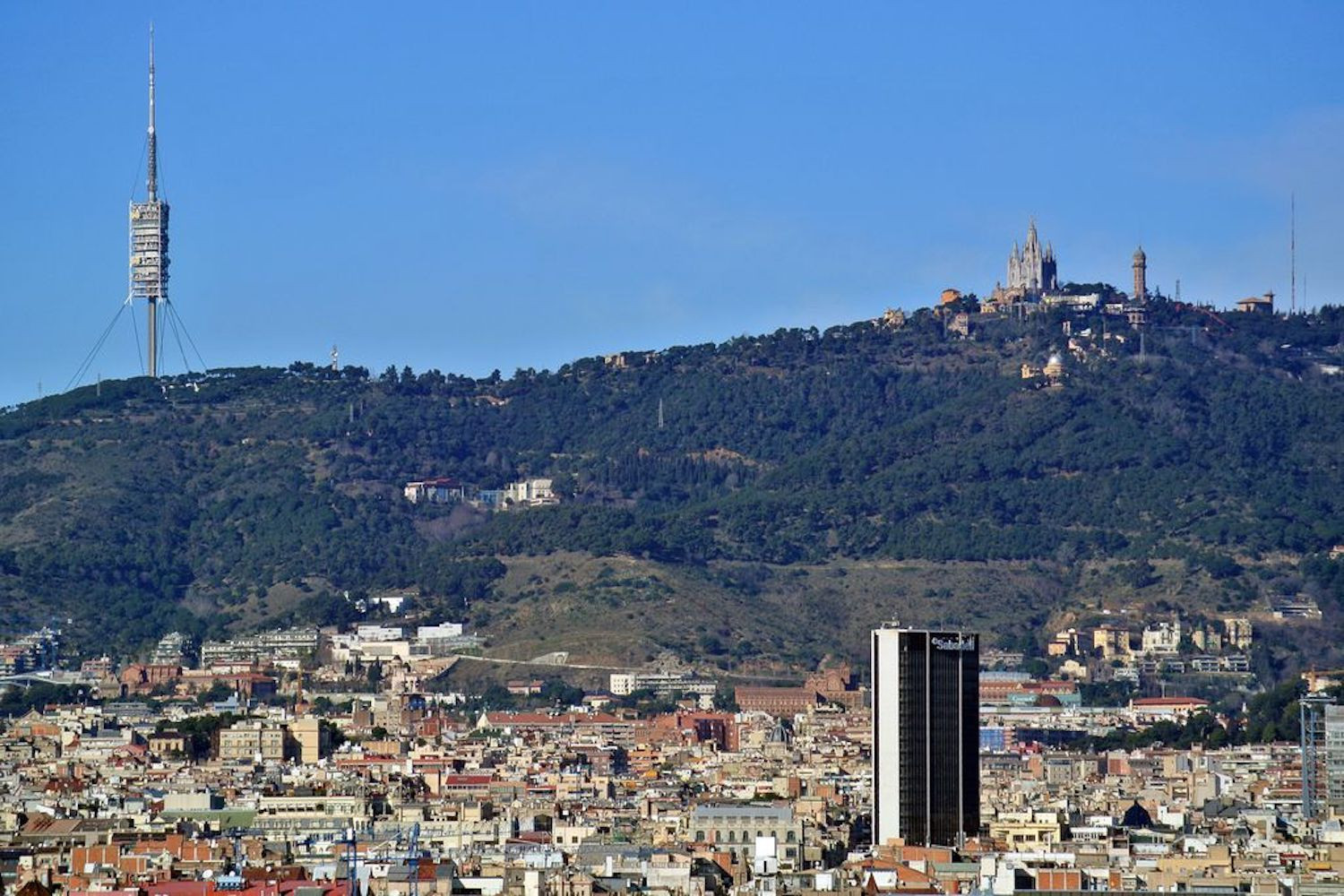 La sierra de Collserola vista desde la ciudad de Barcelona / AYUNTAMIENTO DE BARCELONA