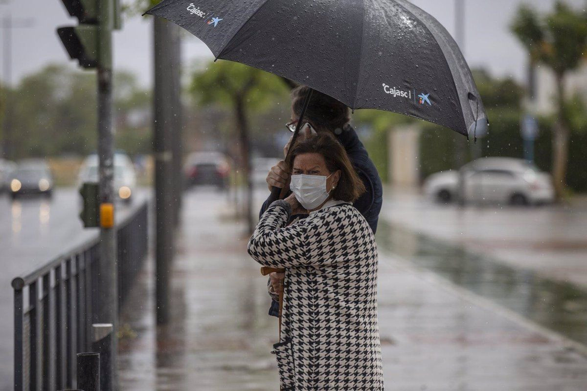 Dos personas sujetan un paraguas durante una tormenta en una imagen tomada durante el Estado de Alarma / EUROPA PRESS
