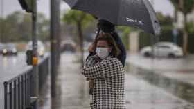 Dos personas sujetan un paraguas durante una tormenta en una imagen tomada durante el Estado de Alarma / EUROPA PRESS