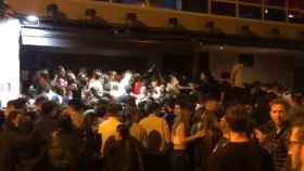 Decenas de jóvenes apiñados a las puertas de Razzmatazz / CEDIDA