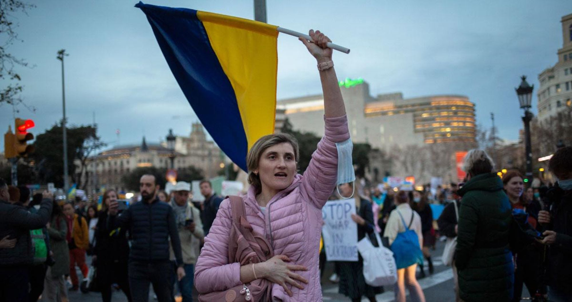 Una mujer levanta una bandera ucraniana en una protesta contra la invasión rusa en Barcelona / METRÓPOLI