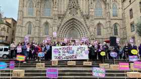 La coordinadora de mujeres creyentes Alcem la Veu manifestándose delante de la Catedral de Barcelona / TWITTER