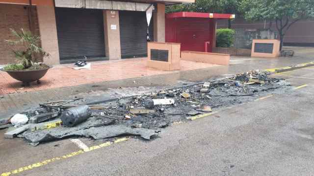 Contenedores calcinados en la calle Velázquez de Sant Adrià / CEDIDA