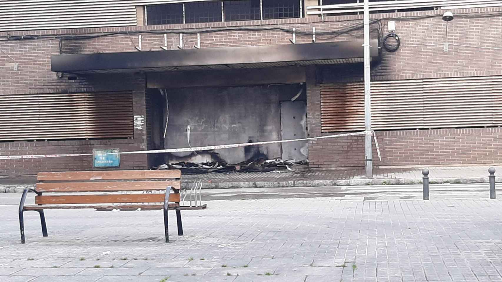 Exterior del CAP de La Mina afectado por el fuego / CEDIDA