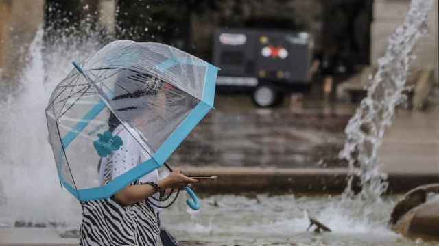 Una persona sostiene un paraguas mientras llueve / EUROPA PRESS - Rober Solsona