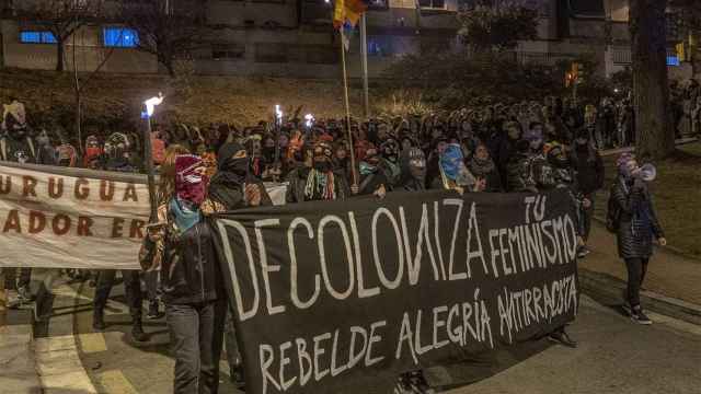 Multitud de mujeres en la manifestación feminista y nocturna de Ciutat Meridiana / MA