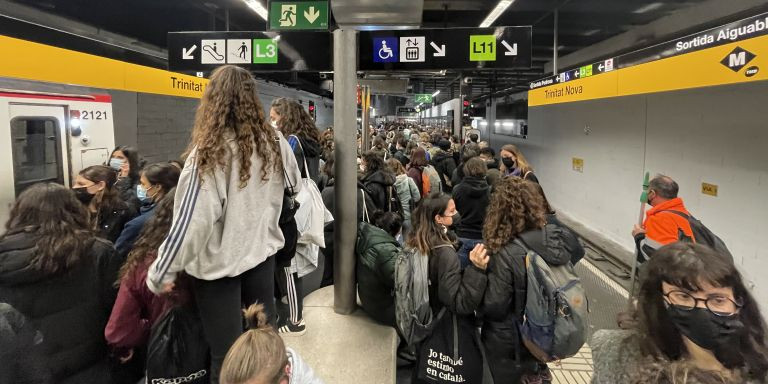Mujeres esperando a entrar en uno de los vagones del metro para acudir a la manifestación feminista / VM