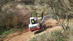 Una excavadora inicia las obras en el Parc de l'Oreneta de Sarrià / AMIGUES I AMICS DEL PARC DEL CASTELL DE L'ORENETA