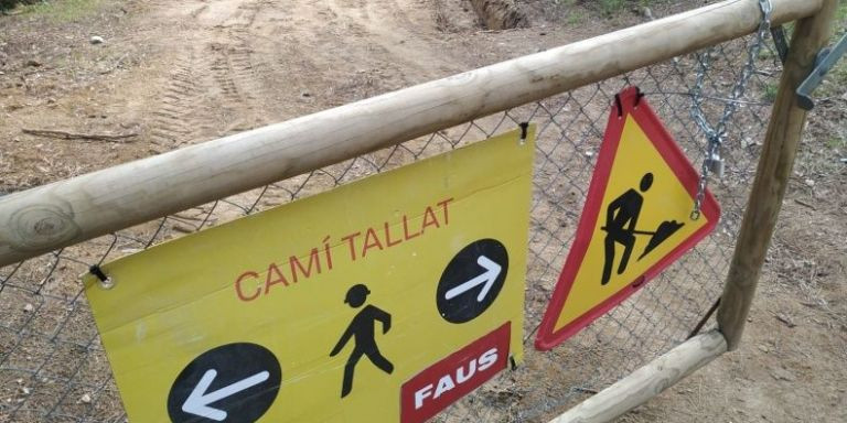 Cartel de camino cortado por obras en el parque / AMIGUES I AMICS DEL PARC DEL CASTELL DE L'ORENETA