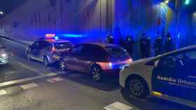 Agentes de la Guardia Urbana identifican al conductor en Barcelona / GUB