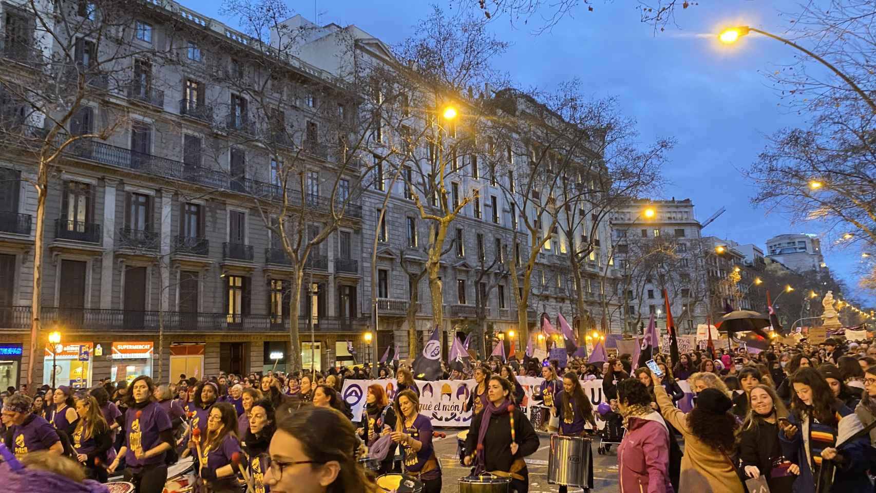 La manifestación feminista del 8M en Barcelona, a la que han acudido más de 15.000 personas pese a la lluvia y a la pandemia / METRÓPOLI