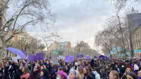 Miles de mujeres marchan este martes por el centro de Barcelona en el Día de la Mujer / ELENA GARRIDO