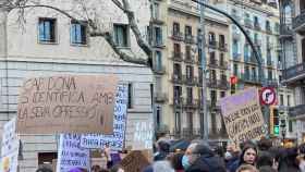 Pancartas en contra y en defensa del colectivo trans / METRÓPOLI