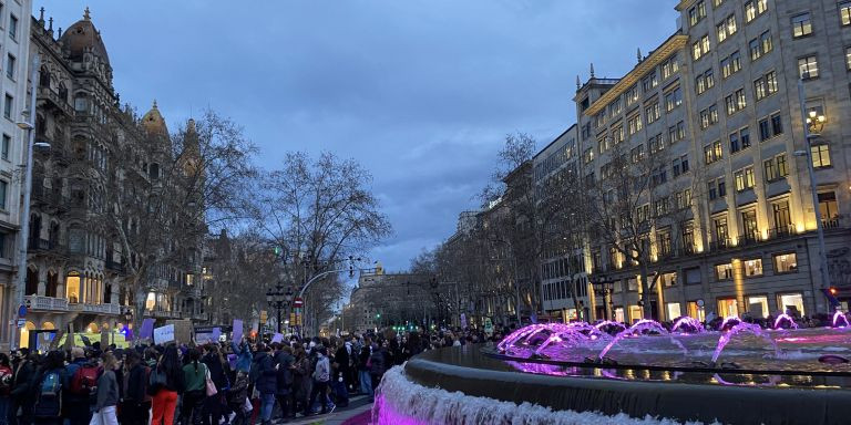 La marcha feminista a su paso por paseo de Gràcia con Gran Via / METRÓPOLI