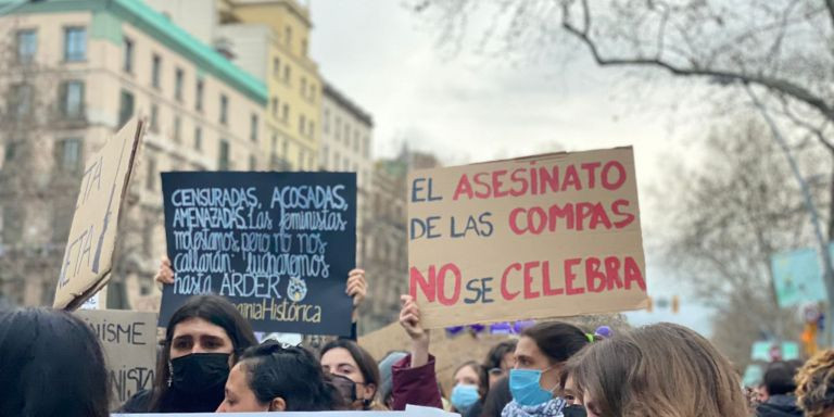 Pancartas reivindicativas durante la manifestación de esta tarde en Barcelona / ELENA GARRIDO