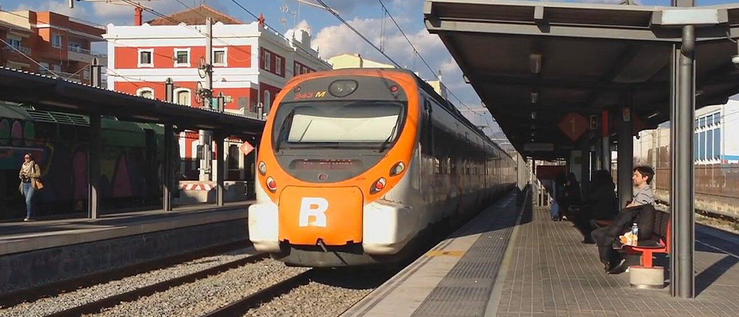 Un tren de la R1 de Rodalies a su paso por Badalona / YOUTUBE