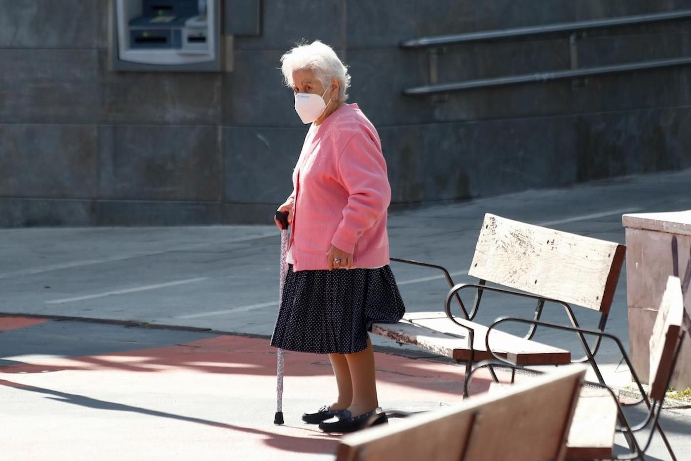 Una anciana paseando por Barcelona en una imagen de archivo / EUROPA PRESS