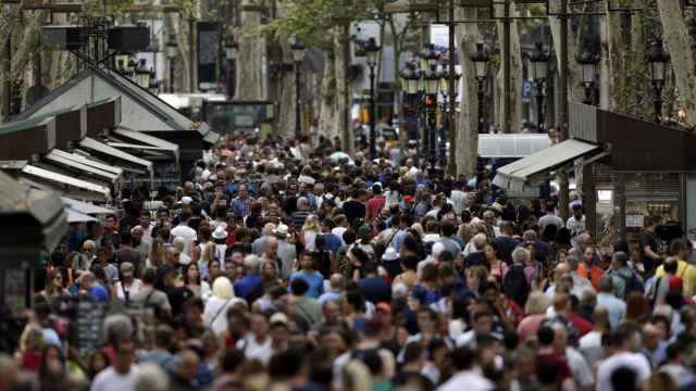 La Rambla de Barcelona, en una imagen de archivo, llena de turistas / ARCHIVO - EFE