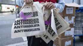 Un hombre reparte bolsas con el lema 'Antimasclista' por el 8-M / AYUNTAMIENTO DE BARCELONA