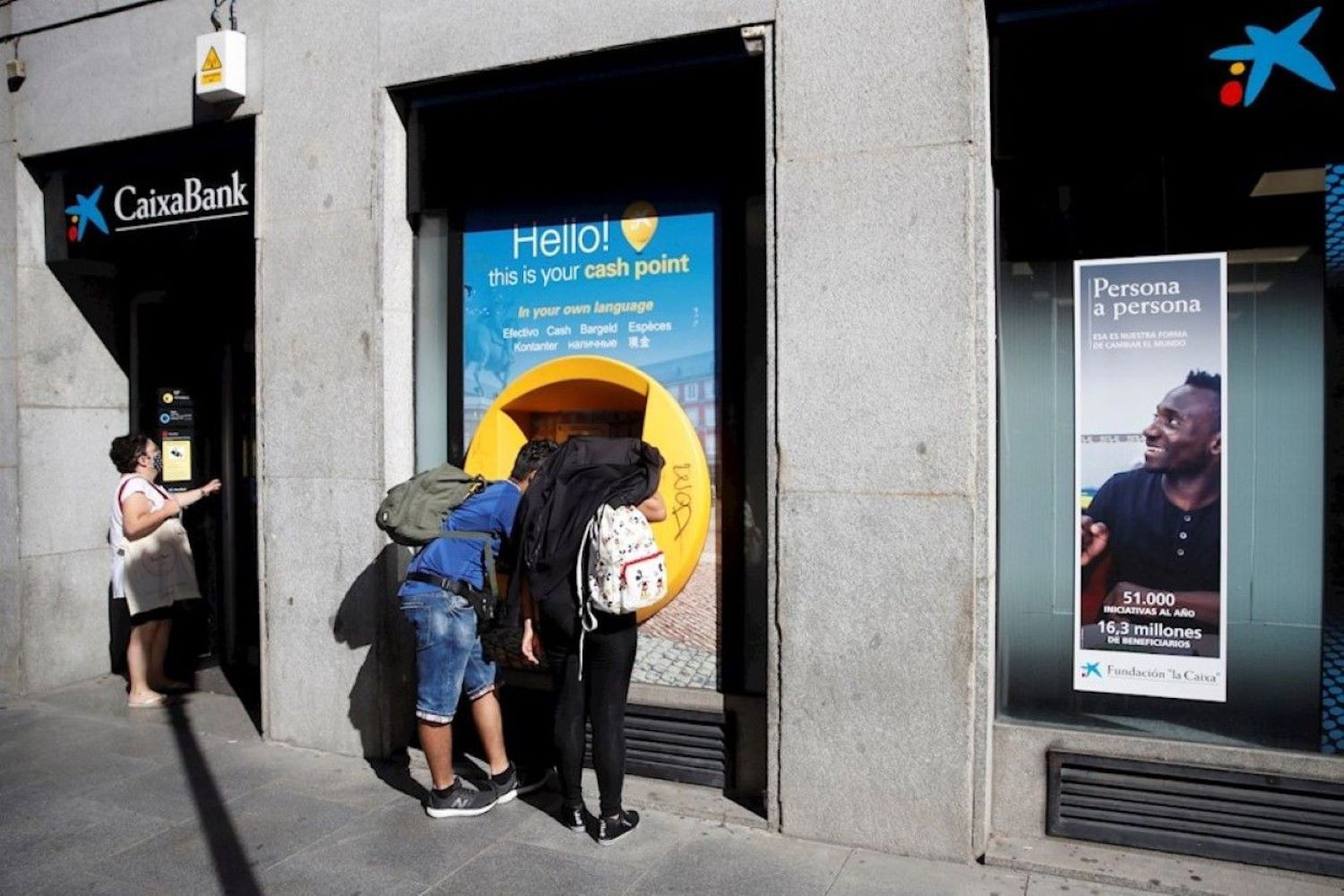 Dos usuarios sacan dinero en unos cajeros de Barcelona / EFE