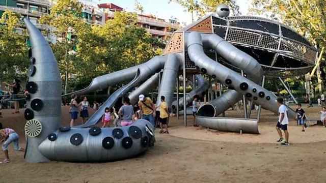 Un parque infantil de Barcelona en una imagen de archivo / ARCHIVO