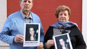 Los padres de Cristina con una foto de la joven desaparecida en el 1997