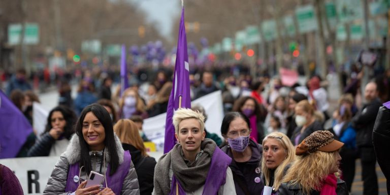 Un grupo de mujeres en una manifestación por el Día Internacional de la Mujer en Barcelona / David Zorrakino - Europa Press