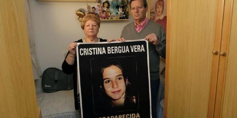 Los padres de Cristina con un cartel de su hija en su antigua habitación