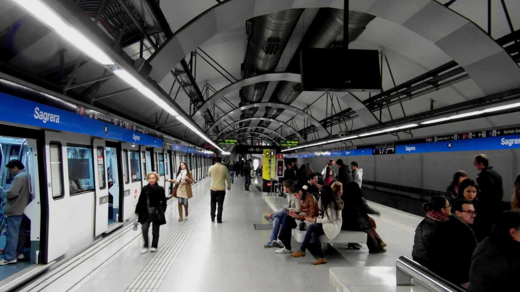 Línea 5 del metro de Barcelona en la estación de La Sagrera, el transporte público más usado
