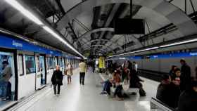 Línea 5 del metro de Barcelona en la estación de La Sagrera, el transporte público más usado