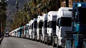 Centenares de cabezas tractoras de camiones, por las calles de Barcelona / EFE
