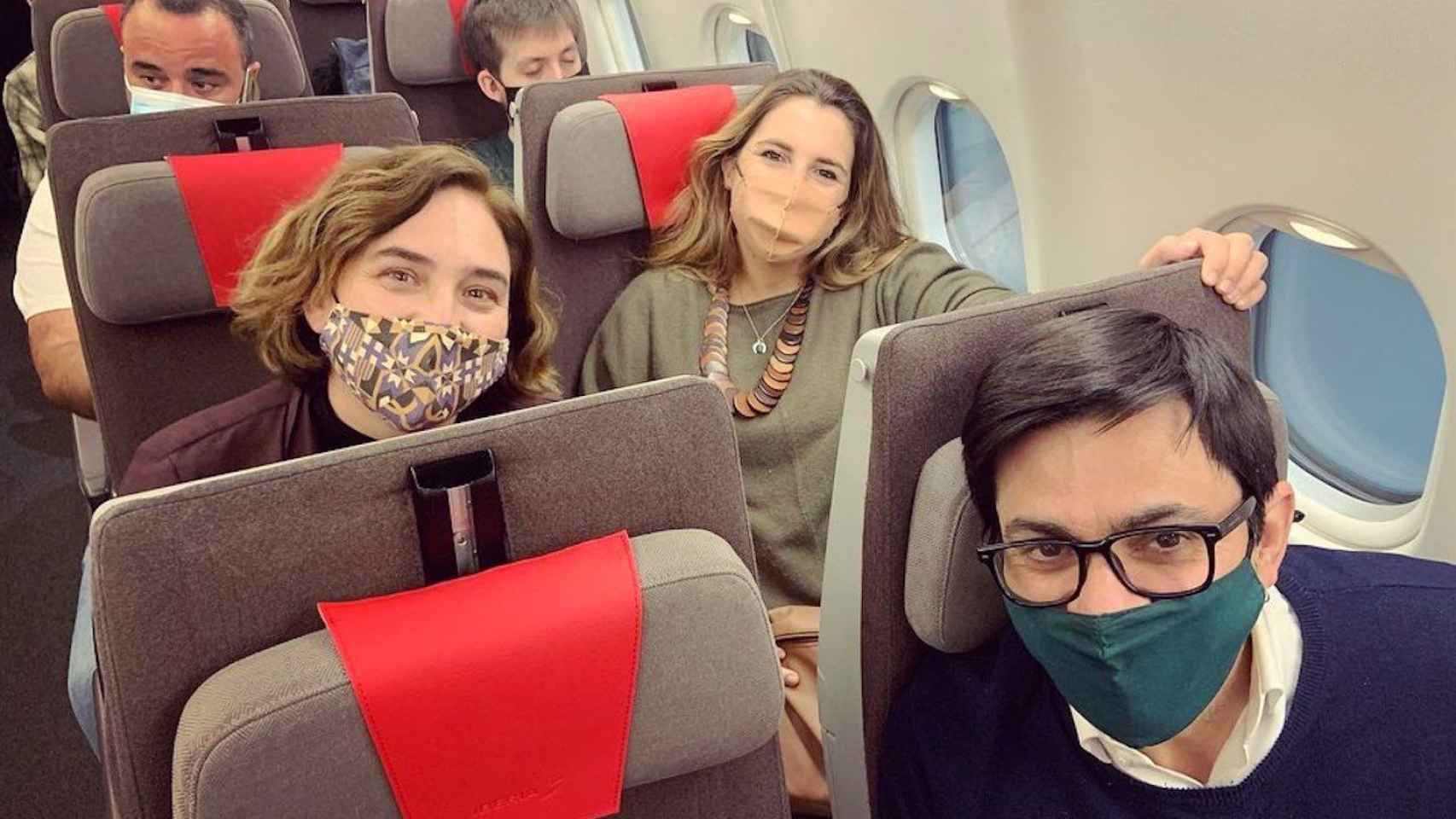 Ada Colau, Gerardo Pisarello y Candela López en un avión de Iberia hacia Santiago de Chile / INSTAGRAM