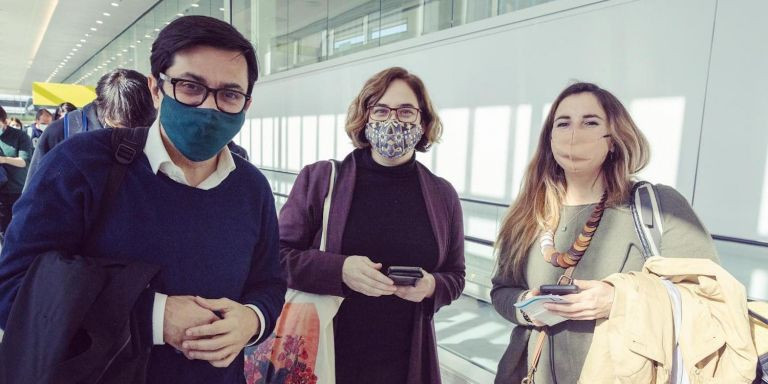 Ada Colau, Gerardo Pisarello y Candela López en el Aeropuerto del Prat / INSTAGRAM