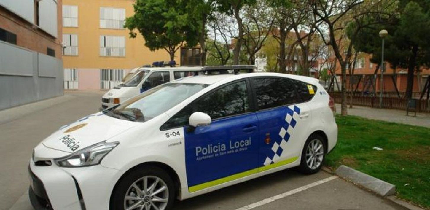 Un coche de la Policía Local de Sant Adrià de Besòs en el exterior de la comisaría / POLICÍA LOCAL SANT ADRIÀ