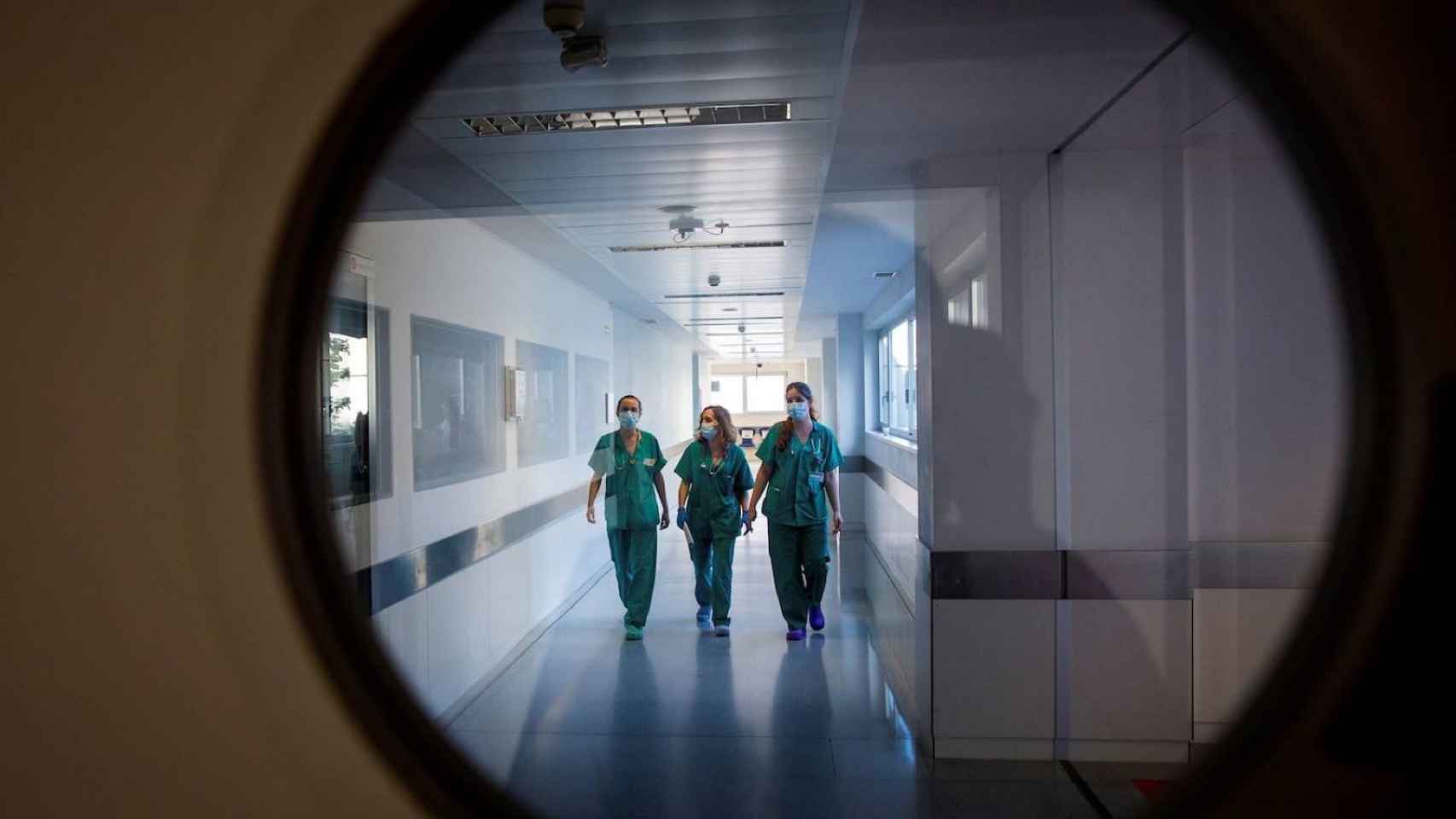 Tres enfermeras en un hospital durante la pandemia del coronavirus / EFE