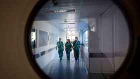 Tres enfermeras en un hospital durante la pandemia del coronavirus / EFE