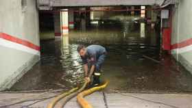 Un bombero trabajando en la última inundación en Barcelona / EFE