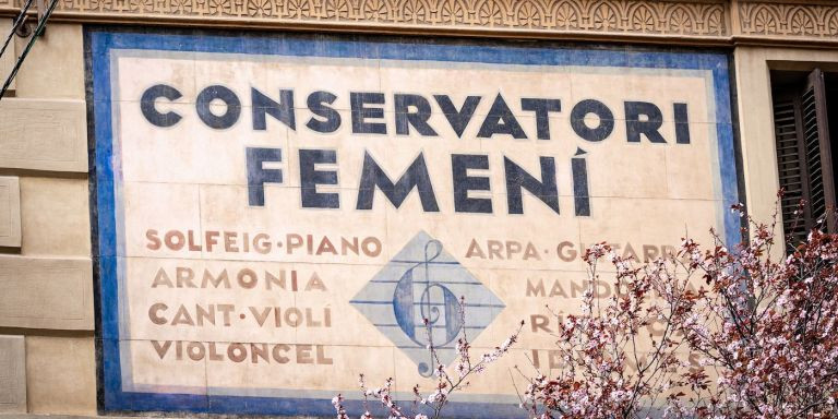 Cartel del antiguo 'conservatori femení', la escuela de música pionera para mujeres de Barcelona / INMA SANTOS