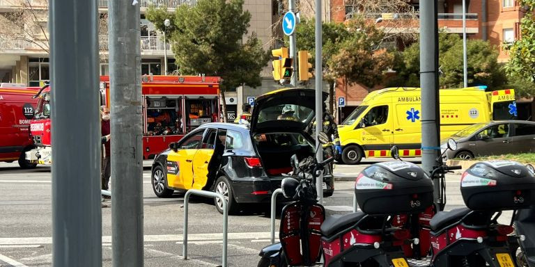 El taxi después de la colisión / METRÓPOLI