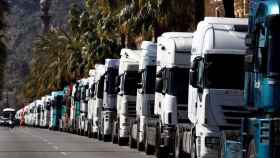 Colas de camiones en el paseo Colom de Barcelona durante una huelga de transportistas / EFE
