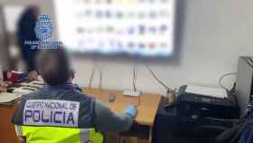 Un agente de la Policía Nacional en la operación contra la pedofilia en Barcelona y otras provincias / POLICÍA NACIONAL