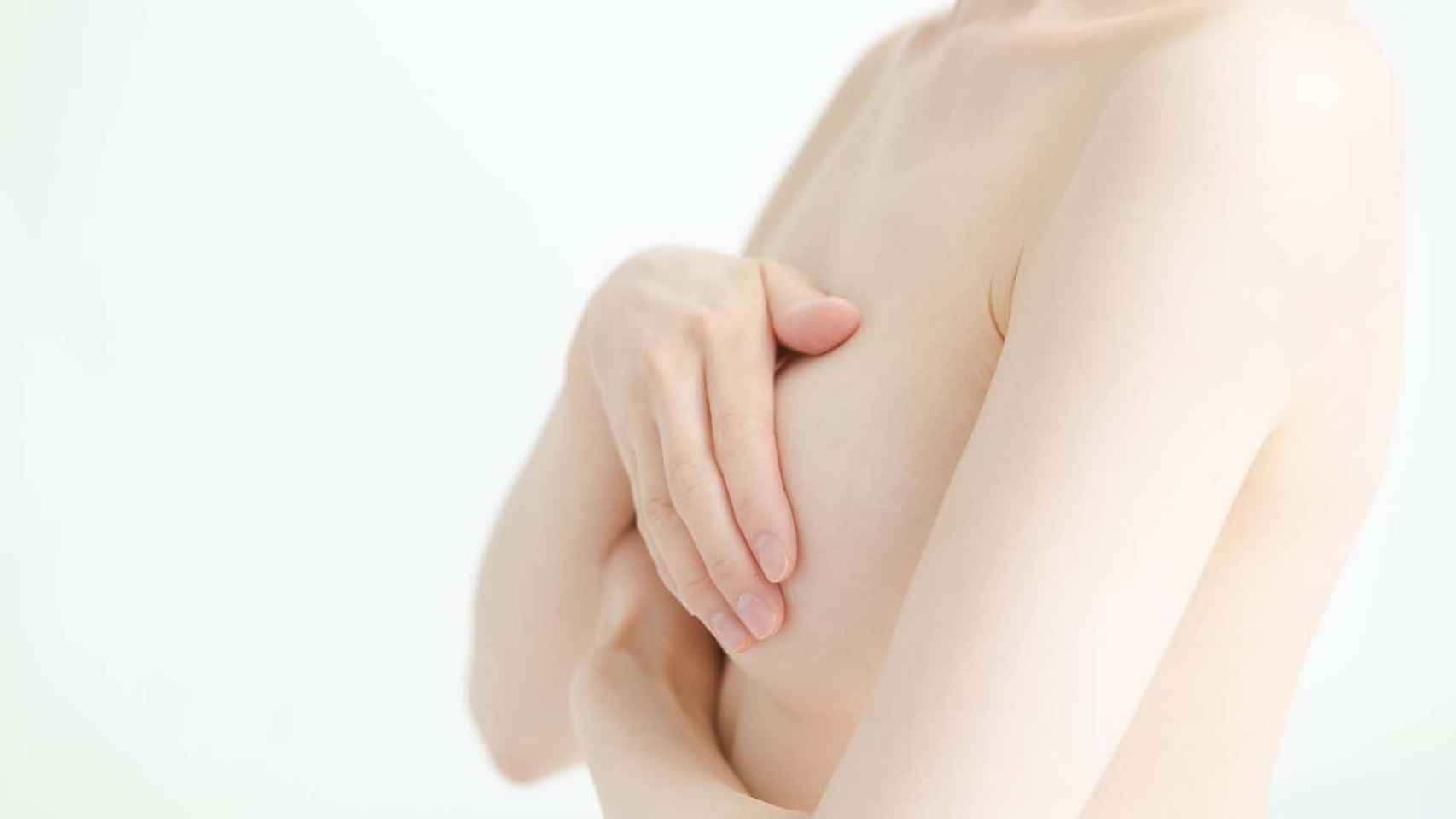 Una mujer se palpa el pecho: el tamaño o la forma de los senos es motivo de preocupación / EP