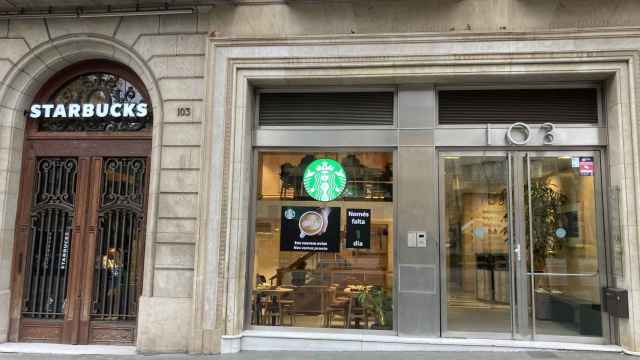 Exterior del nuevo comercio de Starbucks en paseo de Gràcia de Barcelona / METRÓPOLI