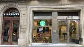 Exterior del nuevo comercio de Starbucks en paseo de Gràcia de Barcelona / METRÓPOLI