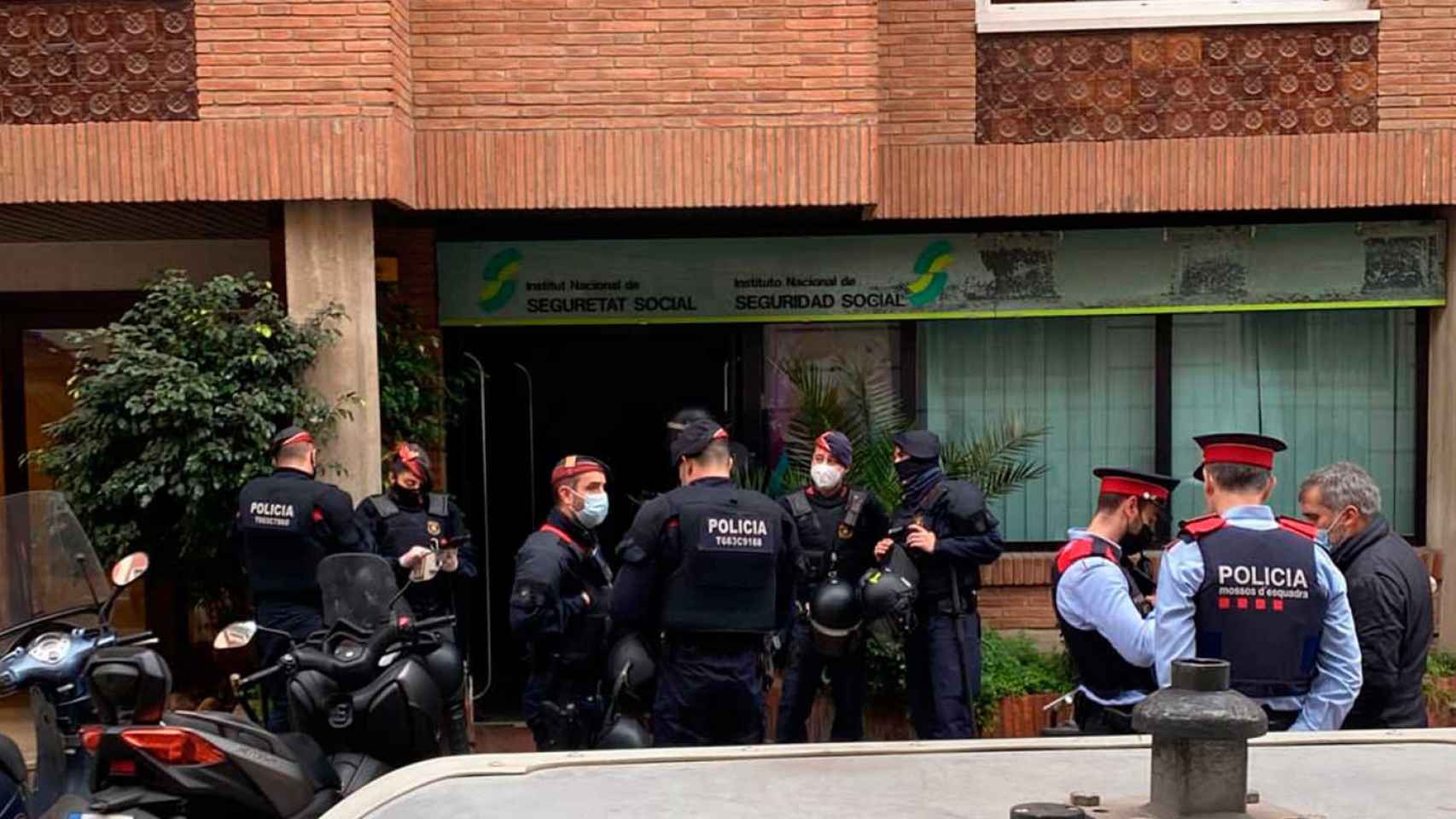 Agentes de los Mossos d'Esquadra en el desalojo de una oficina 'okupada' de la Seguridad Social en la calle Reus de Barcelona / MA