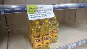 Queda poco aceite de girasol en la estantería de este supermercado / EUROPA PRESS