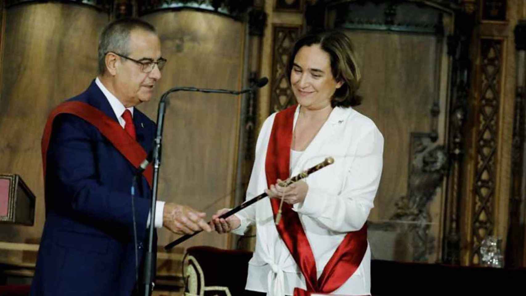 Celestino Corbacho con Ada Colau el día de la investidura de la alcaldesa / AGENCIAS